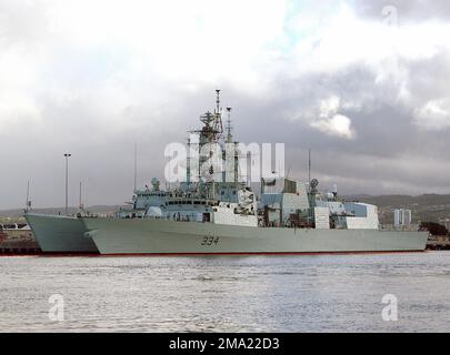 040702-N-4304S-011. [Complete] Scene Caption: Royal Canadian Navy (RCN) Ships Iroquois Class Destroyer Her Majestys Canadian Ship (HMCS) ALGONQUIN (DDG 283) (a sinistra) e Halifax Class Frigate HMCS REGINA (FFH 334), siediti sul lato del molo della stazione navale Pearl Harbor. Le navi partecipano all'esercizio Rim of the Pacific (RIMPAC) 2004 di quest'anno. RIMPAC è il più grande esercizio marittimo internazionale nelle acque intorno alle isole hawaiane. Questo esercizio include sette nazioni partecipanti: Australia, Canada, Cile, Giappone, Corea del Sud, Regno Unito e Stati Uniti. RIMPAC è stato rimesso a punto Foto Stock