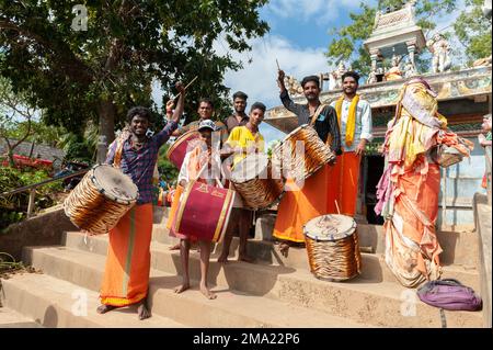 Kuilapalayam, India - 17th gennaio 2023: Pongal Festival. La parata nel villaggio prima della corsa della mucca. Foto Stock