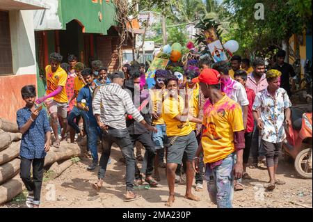 Kuilapalayam, India - 17th gennaio 2023: Pongal Festival. La parata nel villaggio prima della corsa della mucca. Foto Stock