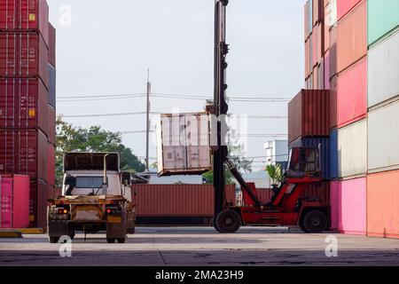 Carrelli elevatori e carrelli elevatori per container Focus sulle importazioni ed esportazioni Foto Stock