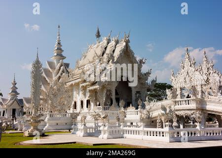 Wat Rohn Khun, o Tempio Bianco, vicino a Chiang Rai. Foto Stock