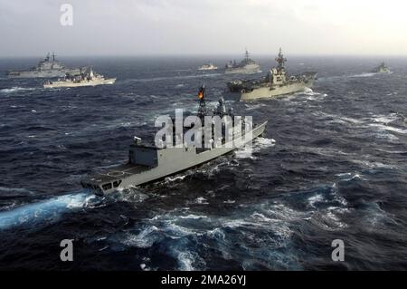 Un'armada multinazionale di navi da guerra in corso nell'Oceano Atlantico, partecipando all'esercizio MAESTOSO EAGLE 2004. Nella foto in senso orario, la Marina tedesca, LE CLASSI DI BREMA (tipo 122): Frigate, NIEDERSACHSEN (F 208), la Marina reale olandese Frigate, HR JACOB VAN HEEMSKERCK (F 812), la Marina italiana, CLASSE GARIBALDI: Aircraft Carrier, GIUSEPPE GARIBALDI (C 551), la Marina marocchina HA MODIFICATO LA CLASSE DESCUBIERTA: Frigate, IL TENENTE COLONNELLO ERRHAMANI (FFG 501), la Marina statunitense (USN) CONVERTÌ LA CLASSE DI RALEIGH: Miscellaneous Command Ship, USS LA SALLE (AGF 3), e la Marina spagnola Aircraft Carrier, PRIN Foto Stock