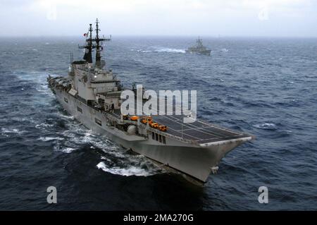 Una vista a dritta della Marina Italiana, CLASSE GARIBALDI: Portaerei Giuseppe GARIBALDI (C 551), in corso nell'Oceano Atlantico partecipando all'esercizio MAJESTIC EAGLE, un esercizio multinazionale in corso al largo delle coste del Marocco. La Marina turca, OLIVER HAZARD PERRY CLASSE: Frigate, GEDIZ (F 495) ex-FFG 19, è in corso in background. L'esercizio dimostra le capacità di forza combinate e i tempi di risposta rapidi dei gruppi di guerra navali, aerei, sottomarini e di superficie partecipanti. Soggetto operativo/Serie: MAJESTIC EAGLE 2004 Paese: Oceano Atlantico (AOC) Foto Stock