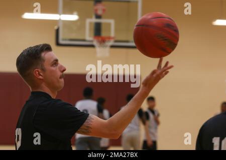 Un soldato assegnato al 6th attacco Reconnaissance Squadron, 17th Cavallry Regiment, 4th Combat Aviation Brigade, 4th Divisione Fanteria gira una palla sul dito durante il torneo di pallacanestro durante la settimana di Ivy al Centro Fitness Ivy, 23 maggio 2022, a Fort Carson, Colorado. Le unità Mountain Post offrono capacità multi-dominio affidabili e credibili per vincere contro qualsiasi avversario. Foto Stock