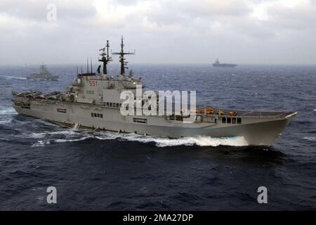 Vista a dritta della Marina Italiana, CLASSE GARIBALDI: Portaerei Giuseppe GARIBALDI (C 551), in corso in mare pesante nell'Oceano Atlantico, partecipando all'esercizio MAESTOSO EAGLE 2004. La Marina turca, OLIVER HAZARD PERRY CLASS: Frigate, GEDIZ (F 495) ex-FFG 19 (sfondo a sinistra), e la Marina statunitense (USN) NIMITZ CLASS: Aircraft Carrier, USS HARRY S. TRUMAN (CVN 75), sono anche raffigurati. L'esercizio dimostra le capacità di forza combinate e i tempi di risposta rapidi dei gruppi di guerra navali, aerei, sottomarini e di superficie partecipanti. Soggetto operativo/Serie: MAJESTIC EAGLE 200 Foto Stock