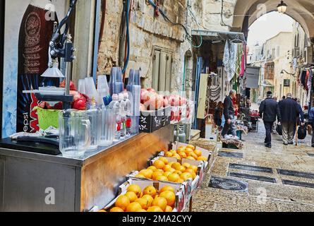 Gerusalemme, Israele - 15 novembre 2022: Bazar arabo nella Città Vecchia di Gerusalemme. Foto Stock