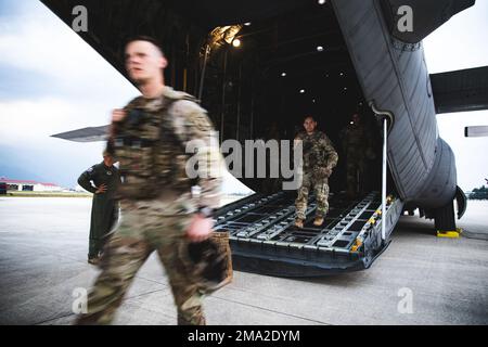 STATI UNITI I paracadutisti dell'esercito assegnati a 2nd battaglione, 503rd reggimento di fanteria paracadute arrivano alla base dell'aeronautica militare di Aviano, Italia, 23 maggio 2022 da un dispiegamento in Lettonia per dimostrare l'impegno degli Stati Uniti nei confronti dei nostri alleati della NATO e rafforzare le capacità difensive. Durante il dispiegamento, i paracadutisti hanno condotto diversi esercizi di addestramento con gli alleati della NATO, incluso lo sciopero Saber. Hanno aumentato l'efficacia complessiva del combattimento e la coesione tra la Brigata aerea del 173rd e altre forze NATO. La Brigata Airborne 173rd è la U.S.A. La forza di risposta di emergenza dell'esercito in Europa, fornendo Foto Stock