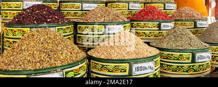 Vista delle botti di sice in un negozio a Marrakech, Marocco Foto Stock