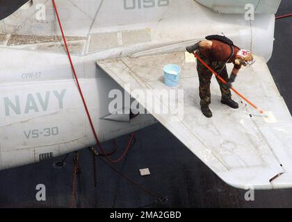 040723-N-4374S-001. [Complete] Scene Caption: Un marinaio US Navy (USN) assegnato al Sea Control Squadron 30 (VS-30), DiamondCutters, Naval Air Station Jacksonville, Florida (FL), sfrega lo stabilizzatore orizzontale di un USN S-3B Viking, durante un lavaggio aereo sul ponte di volo a bordo del portaerei USN USS JOHN F. KENNEDY (CV 67) sul Golfo Persico. Il JFK è uno dei sette gruppi di sciopero portante (CSG) coinvolti nell'IMPULSO ESTIVO 2004. SUMMER PULSE 2004 è il dispiegamento di sette gruppi di attacchi dei carrier (CSG), che dimostrano la capacità della Marina di fornire capacità di combattimento credibili Foto Stock