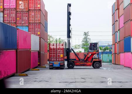 Carrelli elevatori per container e carrelli elevatori per container nel deposito container Foto Stock