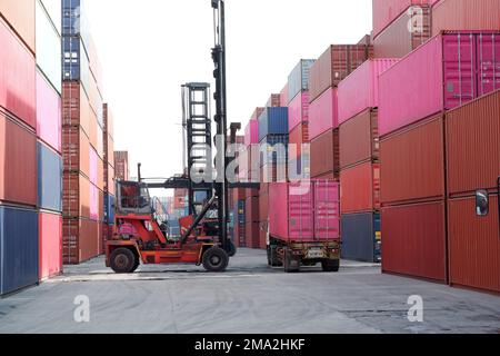 Carrelli elevatori per container e carrelli elevatori per container nel deposito container Foto Stock