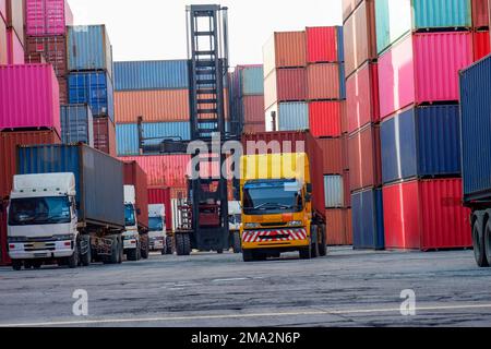 Carrelli elevatori e carrelli elevatori per container Focus sulle importazioni ed esportazioni Foto Stock