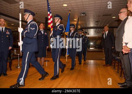 BASE DI FORZA SPAZIALE PETERSON, COLOM. -- i membri della squadra della Guardia d'onore dell'alta frontiera arrivano alla cerimonia di dimissioni della Peterson-Schriever Garrison alla base della forza spaziale di Peterson, Colorado, 23 maggio 2022. Nel 2002, il 21st è stato nuovamente designato come gruppo di sostegno alle missioni 21st. Nel 2020, quando la forza spaziale degli Stati Uniti riorganizzò le unità, la 21st Space Wing si inattivò e il 21 MSG divenne parte del Peterson-Schriever Garrison. Foto Stock