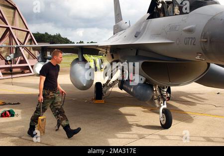 040818-F-4350W-016. [Completa] Didascalia scena: 040818-F-4350W-016 (18 agosto 2004)US Air Force (USAF) SENIOR AIRMAN Tim Tyler, Crewchief, 510th Aircraft Maintenance Squadron (AMXS), esegue un recupero aereo su un USAF F-16C Fighting Falcon fighter, dopo che è atterrato su Royal Air Force (RAF) Lakenheath, Regno Unito (GBR), per partecipare al concorso di bombardamento e sparatoria Excalibur. Il Falcon sta portando un pod di mira Litening II A. L'esercizio Excalibur è una competizione di bombardamenti e armi che offre agli Stati Uniti e ai paesi partner l'opportunità di imparare a volare e a volare Foto Stock