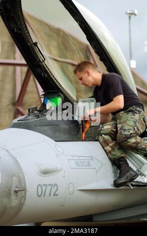 040818-F-4350W-015. [Completa] Didascalia scena: 040818-F-4350W-015 (18 agosto 2004)US Air Force (USAF) SENIOR AIRMAN Tim Tyler, Crewchief, 510th Aircraft Maintenance Squadron (AMXS), esegue un recupero aereo su un USAF F-16C Fighting Falcon fighter, dopo che è atterrato su Royal Air Force (RAF) Lakenheath, Regno Unito (GBR), per partecipare al concorso di bombardamento e sparatoria Excalibur. L'esercizio Excalibur è una competizione di bombardamenti e armi che offre agli Stati Uniti e ai paesi partner l'opportunità di imparare a volare e combattere insieme. Promuove anche l'esprit de Corps tra U. Foto Stock