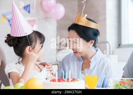 Nonna a nonna per celebrare un compleanno Foto Stock