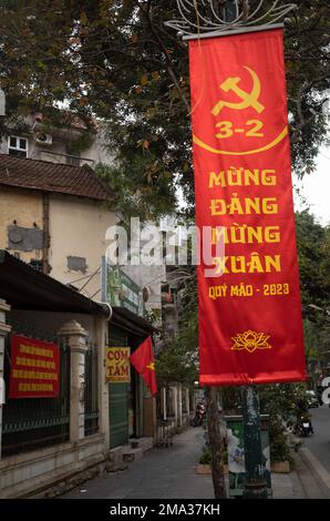 Un banner di propaganda ad Hanoi, in Vietnam, per celebrare il 93rd° anniversario del Partito Comunista e il nuovo anno lunare del gatto. Foto Stock