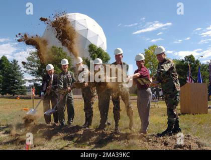 040908-F-8767G-001. [Complete] Scene Caption: I membri del partito ufficiale partecipano alla cerimonia rivoluzionaria per l'aggiornamento al sistema di inseguimento alla base dell'aeronautica di Schriever, Colom., il 8 settembre 2004. Nella foto da sinistra a destra: Honeywell Program Manager, Roy Meadows; USA Air Force LT. COL. Michael Moran, Commander 22nd Space Operations Squadron; USA Air Force col. Joseph Squatrio, comandante, 22nd Mission Support Group; USA Air Force col. Michael Carey, Vice-Commander, 50th Space Wing; USA Air Force col. David Uhrich, Comandante, base dell'aeronautica di Schriever; il sig. Brad Spink, operatio Foto Stock