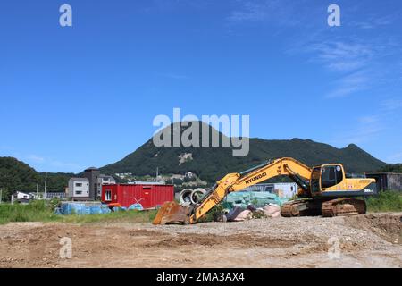 Escavatore Yellow Hyundai in cantiere rurale Foto Stock