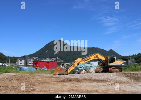 Escavatore Yellow Hyundai in cantiere rurale Foto Stock