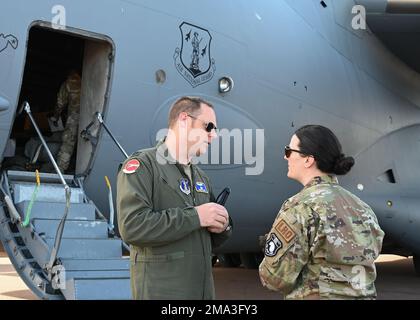 STATI UNITI Tredor Taylor, un pilota C-17 assegnato alla 167th Airlift Wing, West Virginia Air National Guard, parla con gli Stati Uniti Joanna Voss, un addetto all'installazione assegnato allo Squadrone di preparazione logistica 175th, Maryland Air National Guard, durante l'esercizio DEFENDER-Europe 22, 23 maggio 2022, a Kuressaare, Estonia. DEFENDER-Europe 22 è un esercizio di formazione multinazionale progettato per dimostrare la capacità di USAREUR-AF di aggregare rapidamente il potere di combattimento statunitense nell'Europa orientale attraverso più teatri a sostegno della NATO e della strategia di difesa nazionale AS Foto Stock