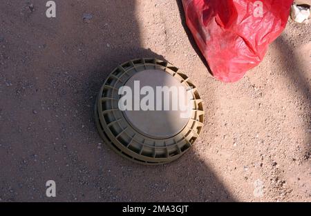 040921-M-2306K-008. [Completa] Scene Caption: Una mina antipersonale italiana VS-2,2, trovata dalle forze di sicurezza irachene durante un raid di una casa sicura di Muqtada al Sadr in un Najaf, una provincia di Najaf, in Iraq, è esposta dagli Stati Uniti Marine Corps Marines, 11th Marine Expeditionary Unit (MEU) Special Operations Capable, 21 settembre 2004. Queste pesche sono state trovate in diversi edifici della città e sono in diretta violazione dell'accordo di pace tra il Grand Ayatollah Sayyid Ali Husaini al-Sistani, massima autorità religiosa e leader del Hawza (Najaf), e al Sadr, un accordo benedetto dal Foto Stock