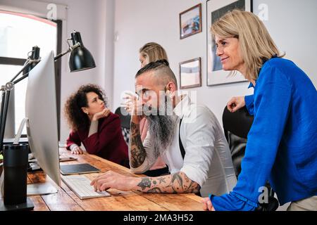 Gruppo di persone che lavorano in un ufficio di coworking. Foto Stock