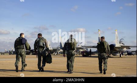 040924-F-2295B-003. [Complete] Scene Caption: USA Air Force col. Thomas Tinsley (a sinistra), Commander, 1st Operations Group, USAF LT. COL. James Hecker, direttore delle operazioni, 27th Fighter Squadron, USASF LT. COL. Stuart Nichols, Commander, 27th Fighter Squadron e USAF 1st LT. Michael Hiatt (a destra), pilota, 27th Fighter Squadron, salta ai loro jet per il volo finale dei combattenti della USAF F-15C Eagle assegnati al 27th Fighter Squadron alla base dell'aeronautica militare di Langley, Virginia, il 24 settembre 2004. Dopo il 1st ottobre, lo Squadrone migrerà ufficialmente da uno squadrone F-15 al primo giro operativo F/A-22 Foto Stock