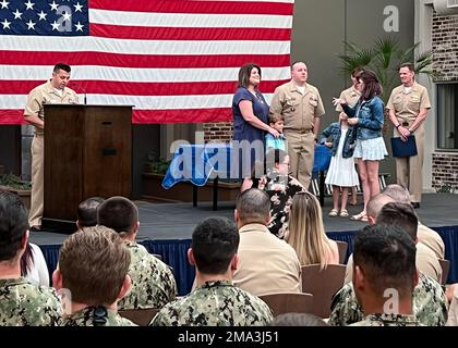 CENTRO SPAZIALE DI STENNIS, Mississippi (23 maggio 2022) - il retro dell'ADM. Ronald Piret, Comandante, Navy Meteorology and Oceanography Command, ha presieduto le promozioni dei più recenti Centri aeronautici Senior e Master Chief della Naval Centro spaziale di Stennis, Mississippi, 23 maggio 2022. Il comando Naval Meteorology and Oceanography dirige e supervisiona oltre 2.500 militari e civili distribuiti in tutto il mondo che raccolgono, elaborano e sfruttano le informazioni ambientali per assistere i comandanti della flotta e dei giunti in tutte le aree di guerra per prendere decisioni migliori più velocemente dell'avversario. Foto Stock