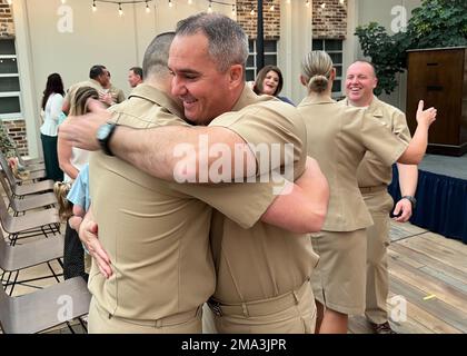 CENTRO SPAZIALE DI STENNIS, Mississippi (23 maggio 2022) - il retro dell'ADM. Ronald Piret, Comandante, Navy Meteorology and Oceanography Command, ha presieduto le promozioni dei più recenti Centri aeronautici Senior e Master Chief della Naval Centro spaziale di Stennis, Mississippi, 23 maggio 2022. Il comando Naval Meteorology and Oceanography dirige e supervisiona oltre 2.500 militari e civili distribuiti in tutto il mondo che raccolgono, elaborano e sfruttano le informazioni ambientali per assistere i comandanti della flotta e dei giunti in tutte le aree di guerra per prendere decisioni migliori più velocemente dell'avversario. Foto Stock