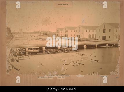 Il Timber Dock, guardando verso est. Edifici 28, 29, 30 e 31 (da sinistra a destra). Image credit: (Circa 1875 grande montatura, accesso # 169 precedentemente tenuto da Portsmouth Naval Shipyard Museum, Virginia - ora con US Navy.) Foto Stock