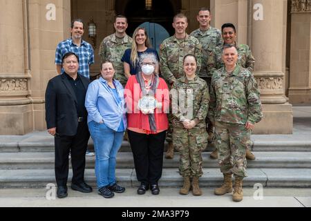 Gli Stati Uniti Il team amministrativo, civile e nazionale della legge sulla sicurezza dell'esercito del sud si pone di fronte agli Stati Uniti Army South Headquarters with the 2022 Alamo Federal Executive Board Excellence in Government Award for Teamwork il 24 maggio 2022 a Fort Sam Houston, Texas. Questo premio premia un gruppo di persone che dipendono l'una dall'altra per superare le aspettative attraverso iniziative e innovazioni autogenerate che hanno portato a significativi vantaggi tangibili per l'organizzazione e i clienti. Foto Stock