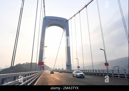 Chongqing. 18th Jan, 2023. I veicoli corrono sul ponte sul fiume Guojiatuo Yangtze a Chongqing, nel sud-ovest della Cina, il 18 gennaio 2023. Con una lunghezza totale di 1.403,8 metri e un'estensione principale di 720 metri, il ponte sul fiume Guojiatuo Yangtze era aperto al traffico il mercoledì. Credit: Wang Quanchao/Xinhua/Alamy Live News Foto Stock