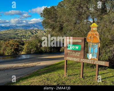 Santa Barbara, California, Stati Uniti 14th Gen, 2023. Smokey The Bear annuncia le condizioni del "fuoco basso" su una strada del Paradiso allagata nelle montagne a metà strada tra Santa Barbara e Santa Ynez. La strada è stata inondata di acqua da un torrente sulla strada di Coach fase, ed è stata chiusa da quando il torrenziale downpour ha cominciato dieci giorni fa. Fango, ruscelli traboccanti e caduta di roccia continuano a rendere l'azionamento precario al massimo. Oltre un centinaio di persone vivono lungo il tratto di quattro chilometri che conduce al Red Rocks state Park nella Los Padres National Forest. (Credit Image: © Amy Katz/ZUMA Press Wire) EDITO Foto Stock