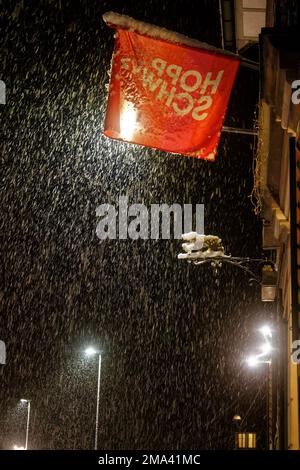 Inverno con molta neve in Svizzera, lavori bloccati nel ghiaccio Foto Stock