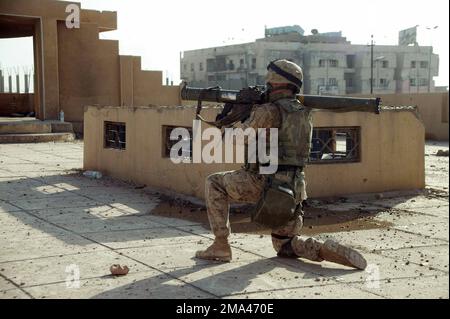 Un corpo della Marina statunitense (USMC) con il BATTAGLIONE 1st, 8th Marines, spara un MK-153 Shoulder-lanciò arma d'assalto multiuso (SMAW) intorno ad una roccaforte insurrezione durante l'operazione al Fajr, a sostegno dell'operazione IRACHENA LIBERTÀ. Soggetto operativo/Serie: BASE PER LA LIBERTÀ IRACHENA: Fallujah Stato: Al Anbar Paese: Iraq (IRQ) Foto Stock