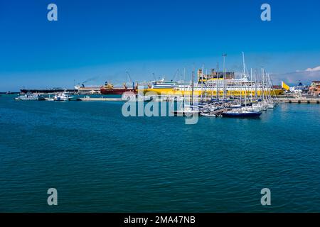 La Corsica Victoria, traghetto Corsica Ferries, è ancorata nella parte Darsena del Porto di Livorno, Porto di Livorno, circondata da barche a vela. Foto Stock