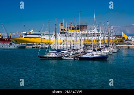 La Corsica Victoria, traghetto Corsica Ferries, è ancorata nella parte Darsena del Porto di Livorno, Porto di Livorno, circondata da barche a vela. Foto Stock