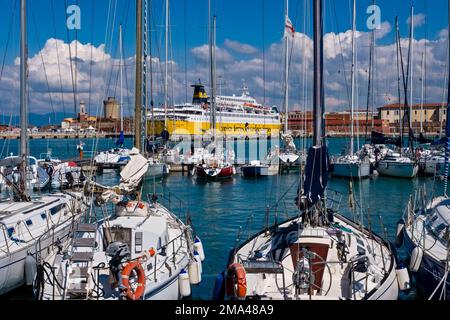 La Corsica Victoria, traghetto Corsica Ferries, è ancorata nella parte Darsena del Porto di Livorno, Porto di Livorno, circondata da barche a vela. Foto Stock