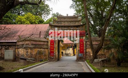 Una porta d'ingresso nell'antica Cittadella Imperiale di Thang Long ad Hanoi, Vietnam Foto Stock