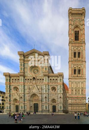 Firenze, Italia - 03 giugno 2022: Duomo o Cattedrale di Santa Maria del Fiore con facciata in marmo colorato e Campanile di Giotto Foto Stock