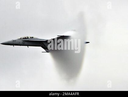 041113-N-4204E-512. Base: Naval Air Station, Pensacola Stato: Florida (FL) Paese: Stati Uniti d'America (USA) Foto Stock