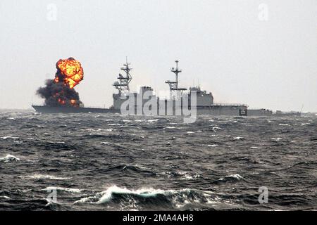 041112-N-0000M-001. [Complete] Scene Caption: The Decommissioned US Navy (USN) Spruance Class Destroyer, USS HAYLER (DD 997) è colpito da un giro Bofors di 57 mm sparato dalle forze canadesi (CF) Maritime Command (MARCOM) Halifax Class Frigate, HMCS (Her Majestys Canadian Ship) VILLE DE QUEBEC (FFH 332) Durante un esercizio di sink condotto nell'Oceano Atlantico (AOC). Il QUÉBEC fa parte della forza navale atlantica permanente (STANAVFORLANT), il primo squadrone navale multinazionale in tempo di pace ufficialmente conosciuto come la NATO (North Atlantic Treaty Organization) forza di risposta marittima. Il HAYLER è stato controllato da t Foto Stock