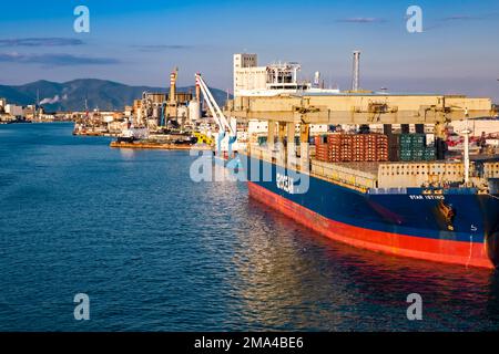 Una nave portacontainer è ancorata al porto container di Livorno, Porto di Livorno, uno dei più grandi porti marittimi del Mar Mediterraneo. Foto Stock