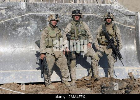 US Marine Corps (USMC) Lance Corporation (LCPL) Chiosie, a sinistra, LCpl Wilson, centro e LCpl Feterolph. Questi tre Marines sono MK-153 Shoulder-lanciò arma d'assalto multiuso (SMAW) con la squadra 2nd, India Company, 3rd battaglione, 1st Marines. Soggetto operativo/Serie: BASE PER LA LIBERTÀ IRACHENA: Fallujah Stato: Al Anbar Paese: Iraq (IRQ) Foto Stock