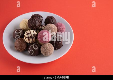 foto di una varietà di cioccolatini giacenti in un piatto Foto Stock