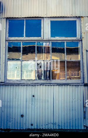 Edificio industriale abbandonato con rivestimento in metallo ondulato, Sydney, NSW, Australia Foto Stock