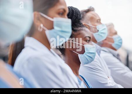 I lavoratori ospedalieri sono eroi. Primo piano di un gruppo di medici che indossano maschere. Foto Stock