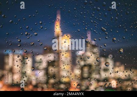 Skyline notturno di Francoforte sotto la pioggia Foto Stock