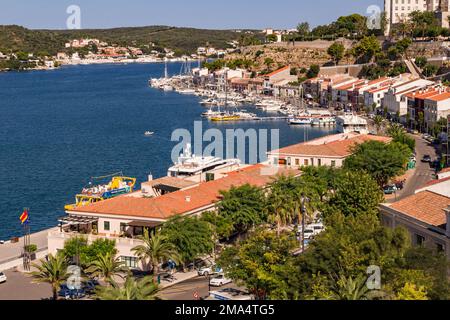 Il porto e la colorata passeggiata lungomare della capitale Mahon, sull'isola delle Baleari Minorca, Spagna Foto Stock